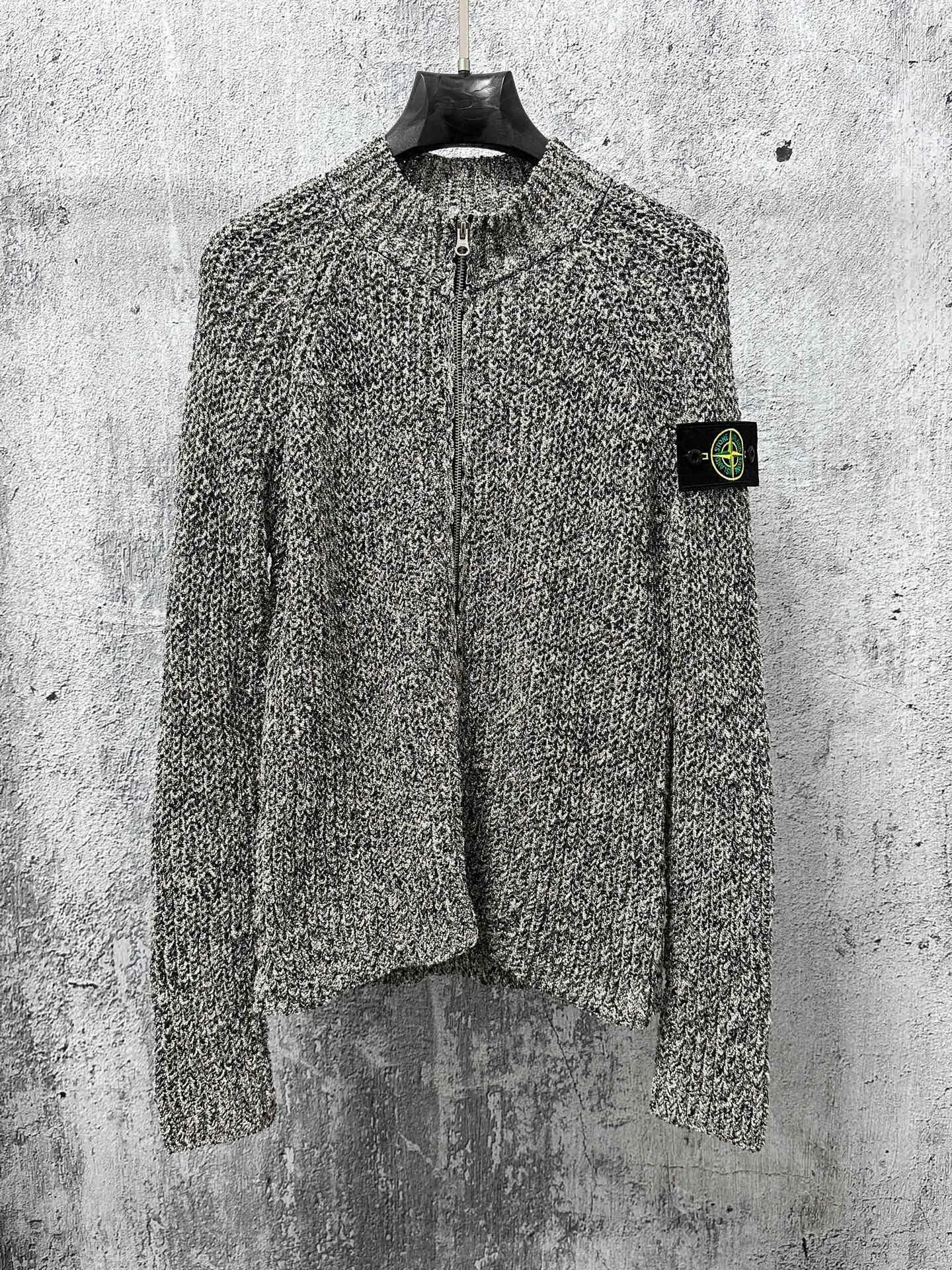 P490 【Stone Island】Stone Island coral sweater jacket Customized dyeing of original yarn has become popular in Xiaohongshu very early. Many Internet celebrity shops are doing it. The products they make can only be said to be unsightly. They are all made of ready-made yarn. This original version is made of 7 yarns of different colors and thicknesses that must be arranged to achieve the original effect. The customization cycle is very For a long time, the molded original version has the same ykk No. 5 special craftsmanship zipper, using an old-fashioned 9-needle thick-thread wool loom (due to low efficiency and high waste, factories pursuing efficiency have abandoned it, and only some big brands still use it). The strongest armband on the entire network, all detailed identification points restore the original inspection level! All Stone Island armbands must have three yellow lines, anything without them is fake! The models before 2021 had four yellow lines, and after 21fw, they all had three. We restored them perfectly. Size:S-M-L